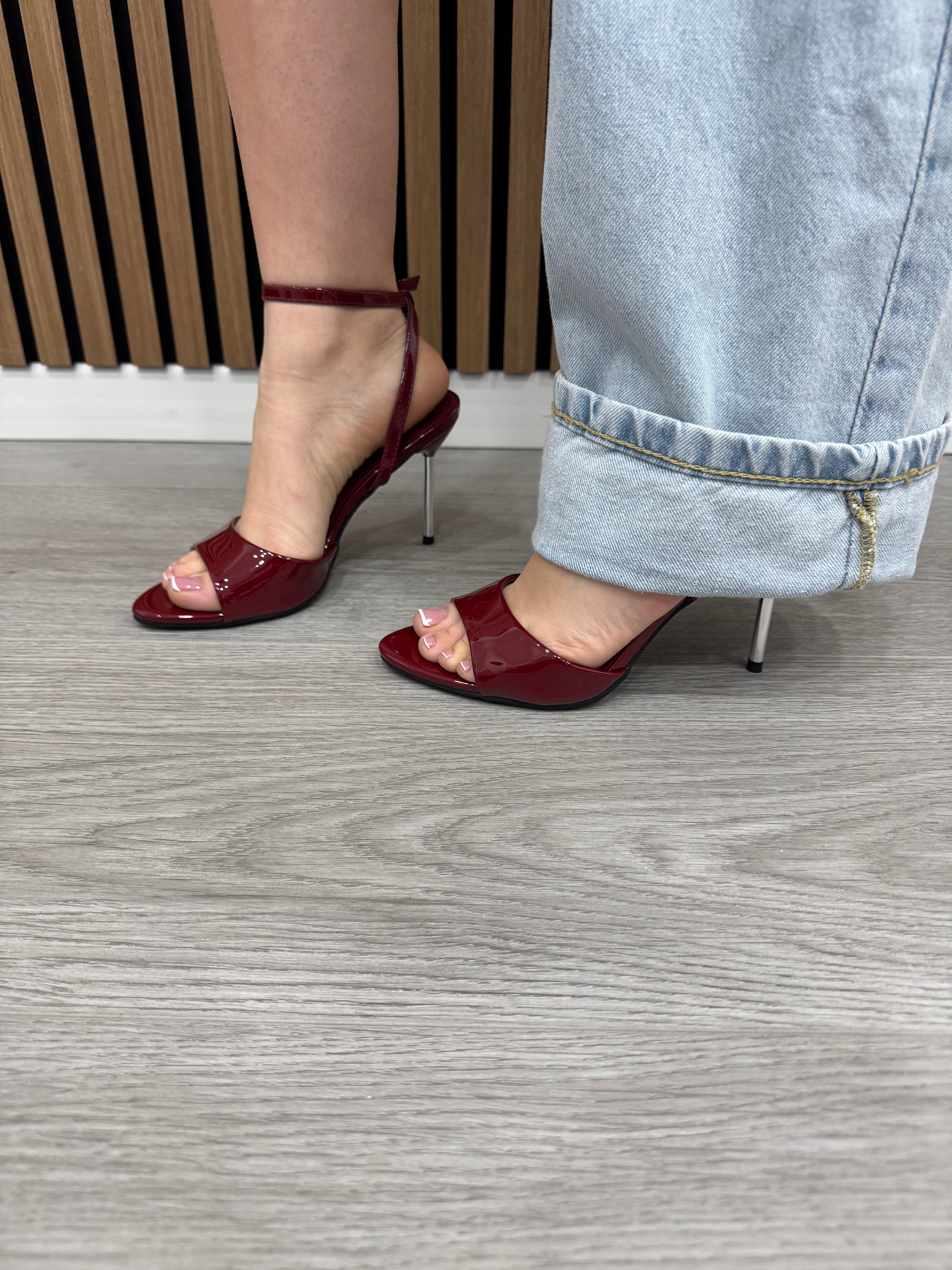 SANDALI VERNICE CINTURINO M131