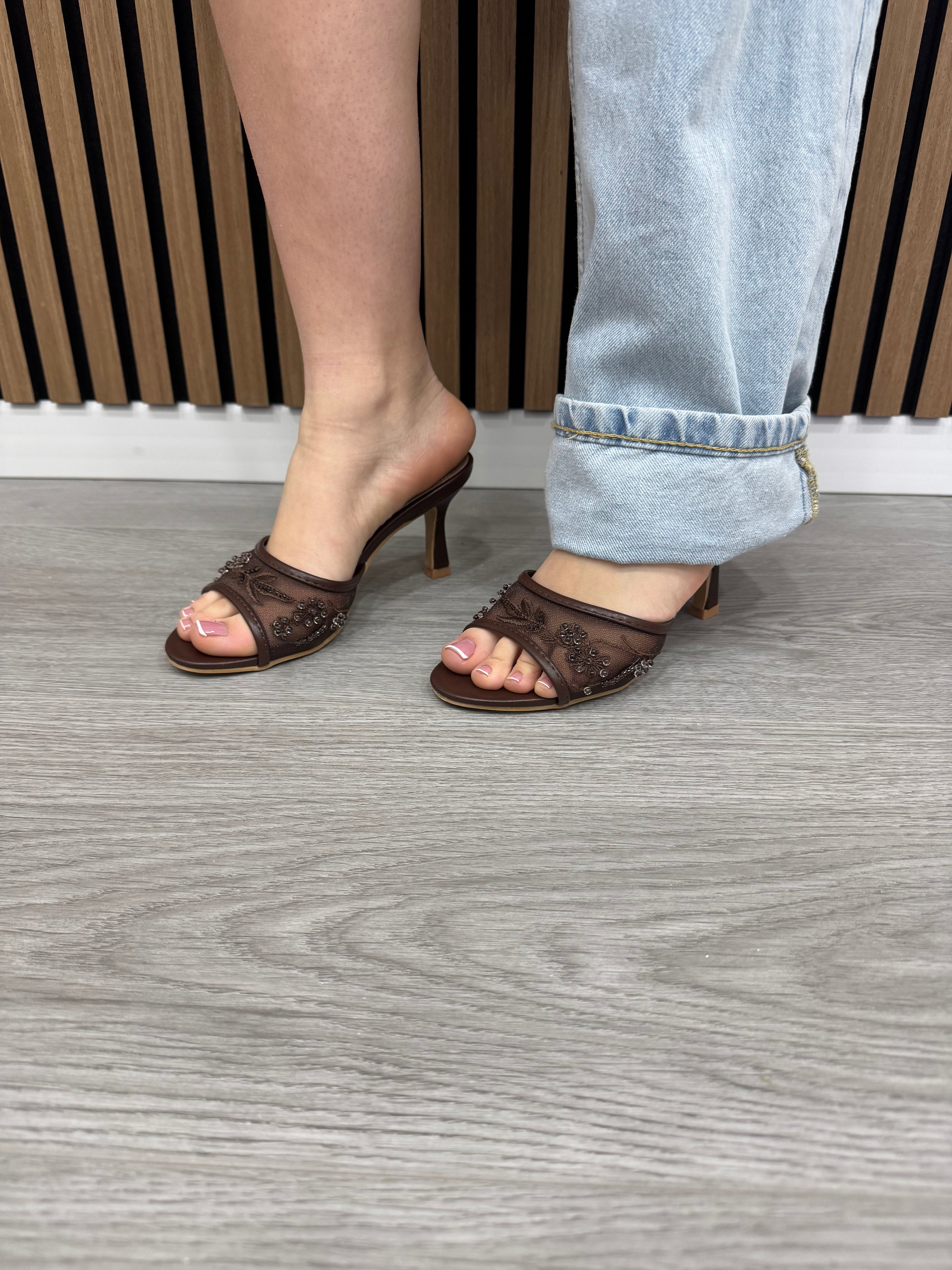 SANDALI CON RICAMO M789